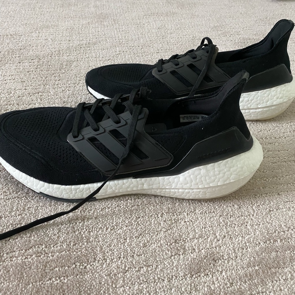 Tennis shoes